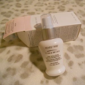 Day Solution w/Sunscreen SPF 15. NEW